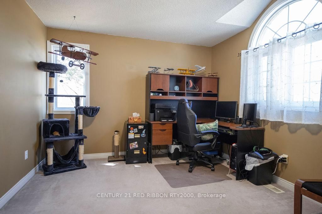 Detached House for sale at 232 Thorne Drive, Strathroy-Caradoc, Ontario, N7G 4C2 - NE - MLS: X12991102