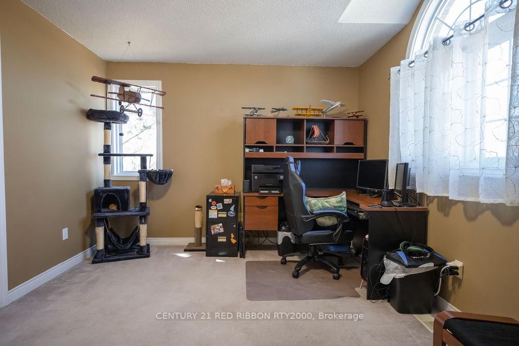 Detached House for sale at 232 Thorne Drive, Strathroy-Caradoc, Ontario, N7G 4C2 - NE - MLS: X12991102