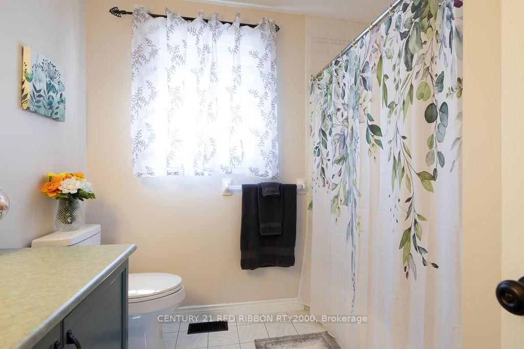 Detached House for sale at 232 Thorne Drive, Strathroy-Caradoc, Ontario, N7G 4C2 - NE - MLS: X12991102