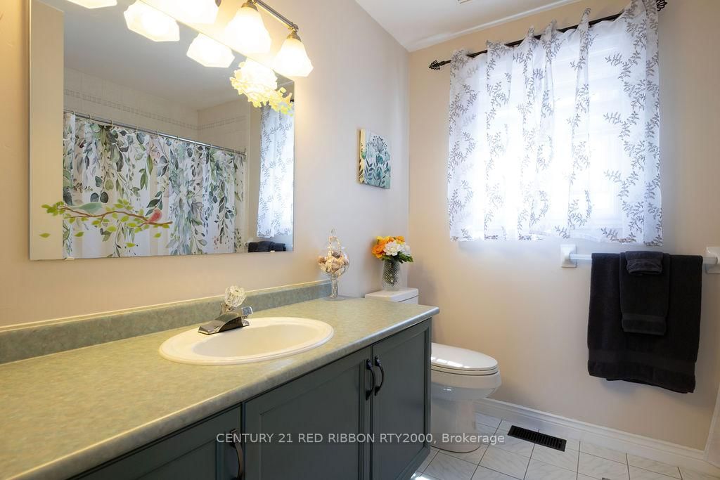 Detached House for sale at 232 Thorne Drive, Strathroy-Caradoc, Ontario, N7G 4C2 - NE - MLS: X12991102