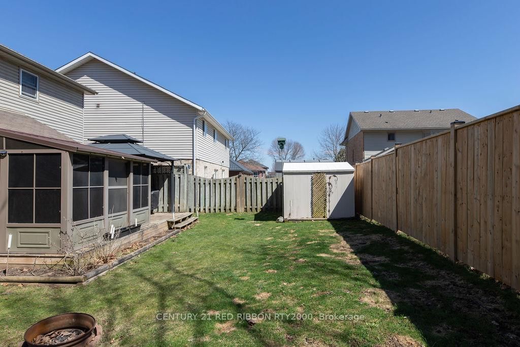 Detached House for sale at 232 Thorne Drive, Strathroy-Caradoc, Ontario, N7G 4C2 - NE - MLS: X12991102