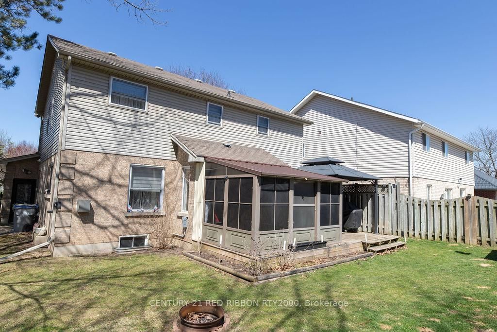 Detached House for sale at 232 Thorne Drive, Strathroy-Caradoc, Ontario, N7G 4C2 - NE - MLS: X12991102