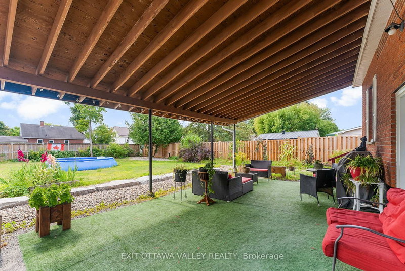 329 Third Ave, Pembroke, K8A 5G5 | Image 3