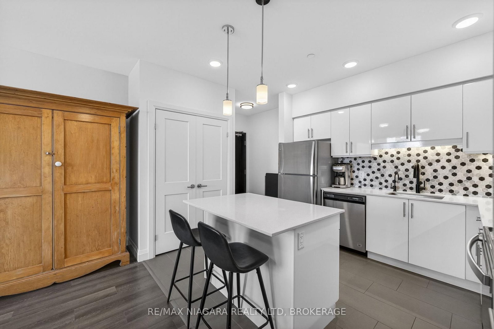 399 Queen Street S, Unit 403 - Photo 10