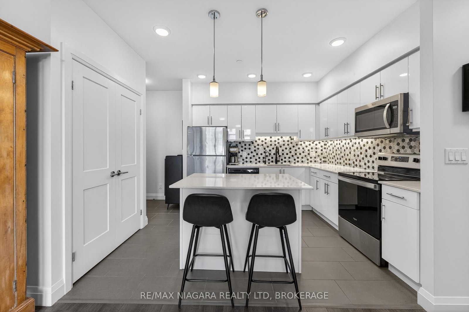 399 Queen Street S, Unit 403 - Photo 11