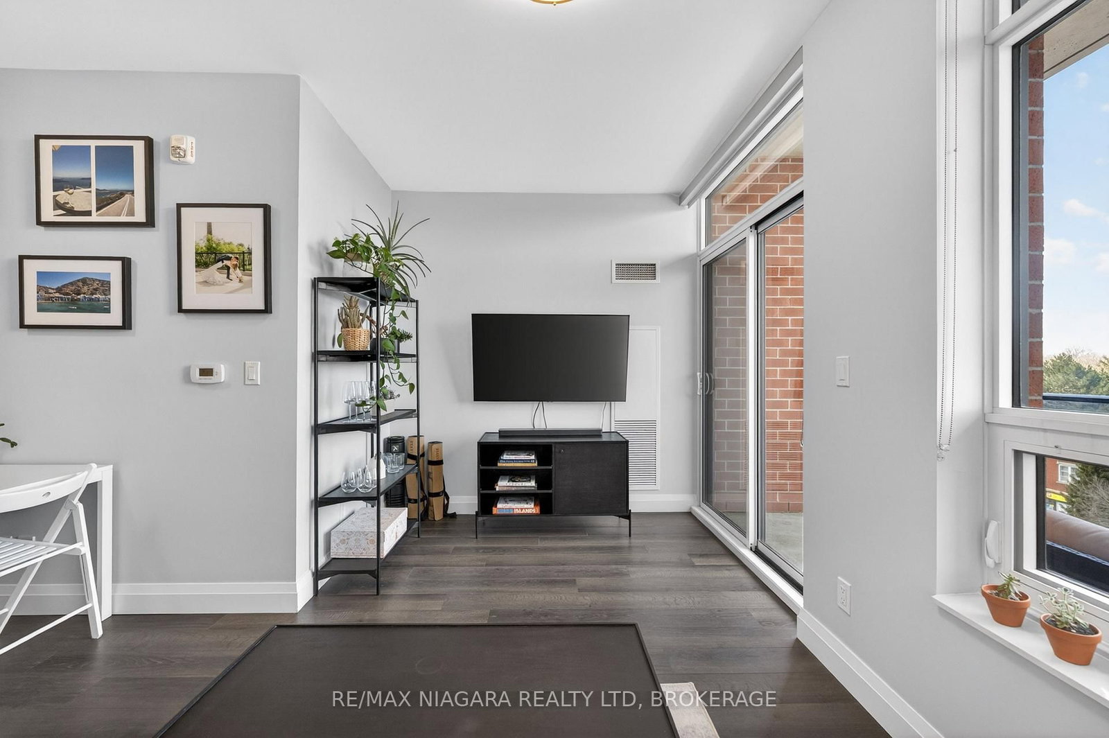 399 Queen Street S, Unit 403 - Photo 17