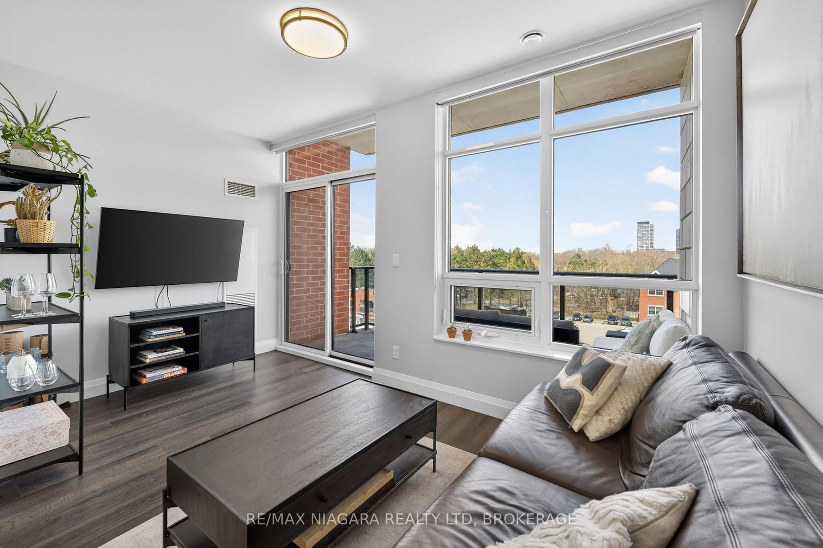 399 Queen Street S, Unit 403 - Photo 18