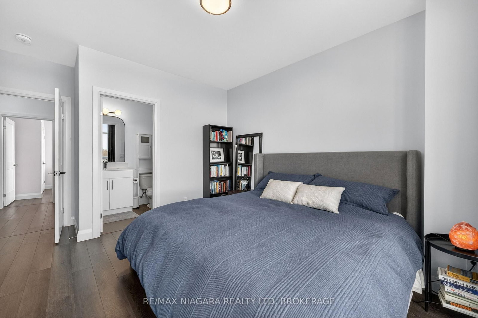 399 Queen Street S, Unit 403 - Photo 25