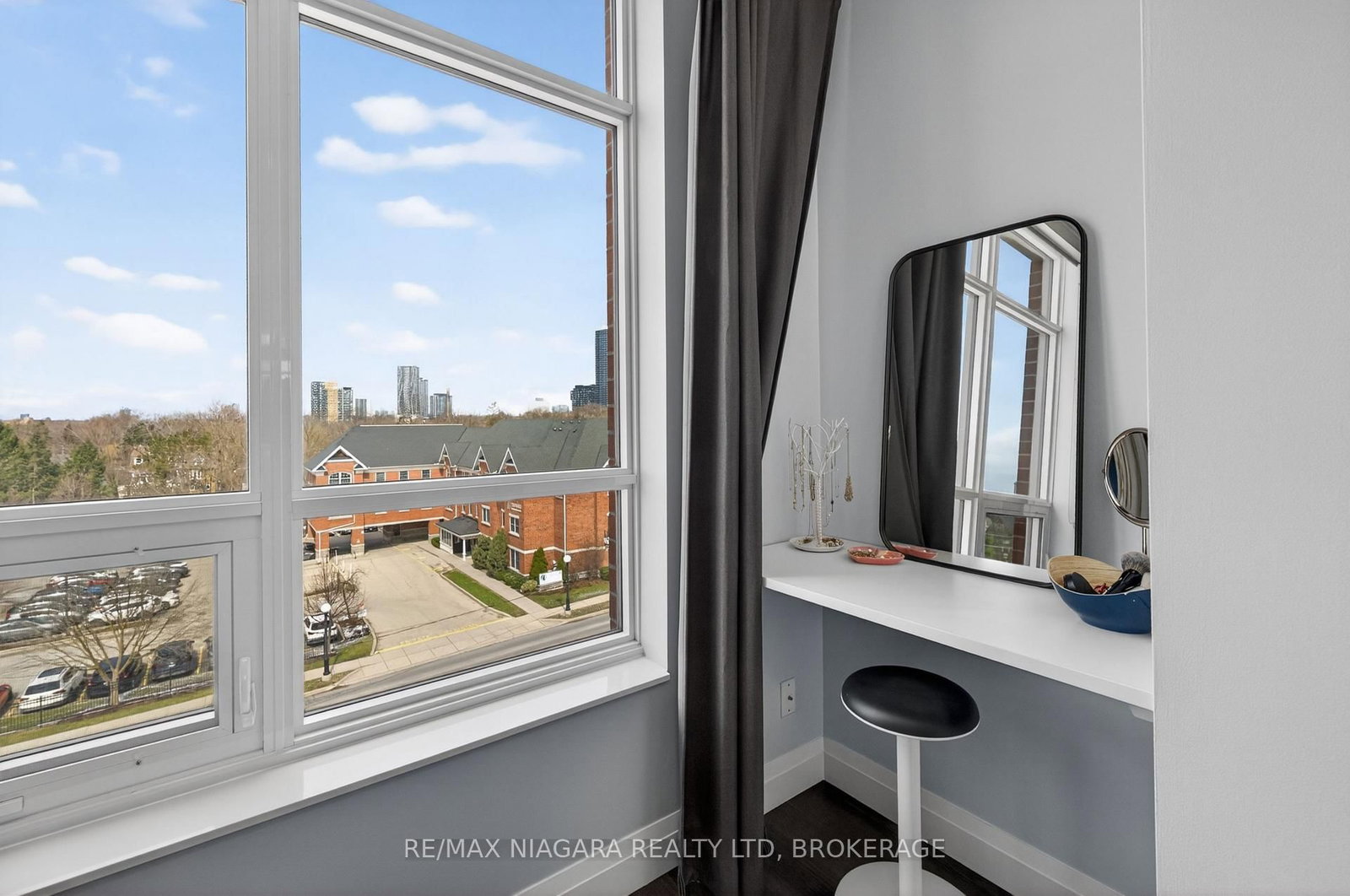 399 Queen Street S, Unit 403 - Photo 29