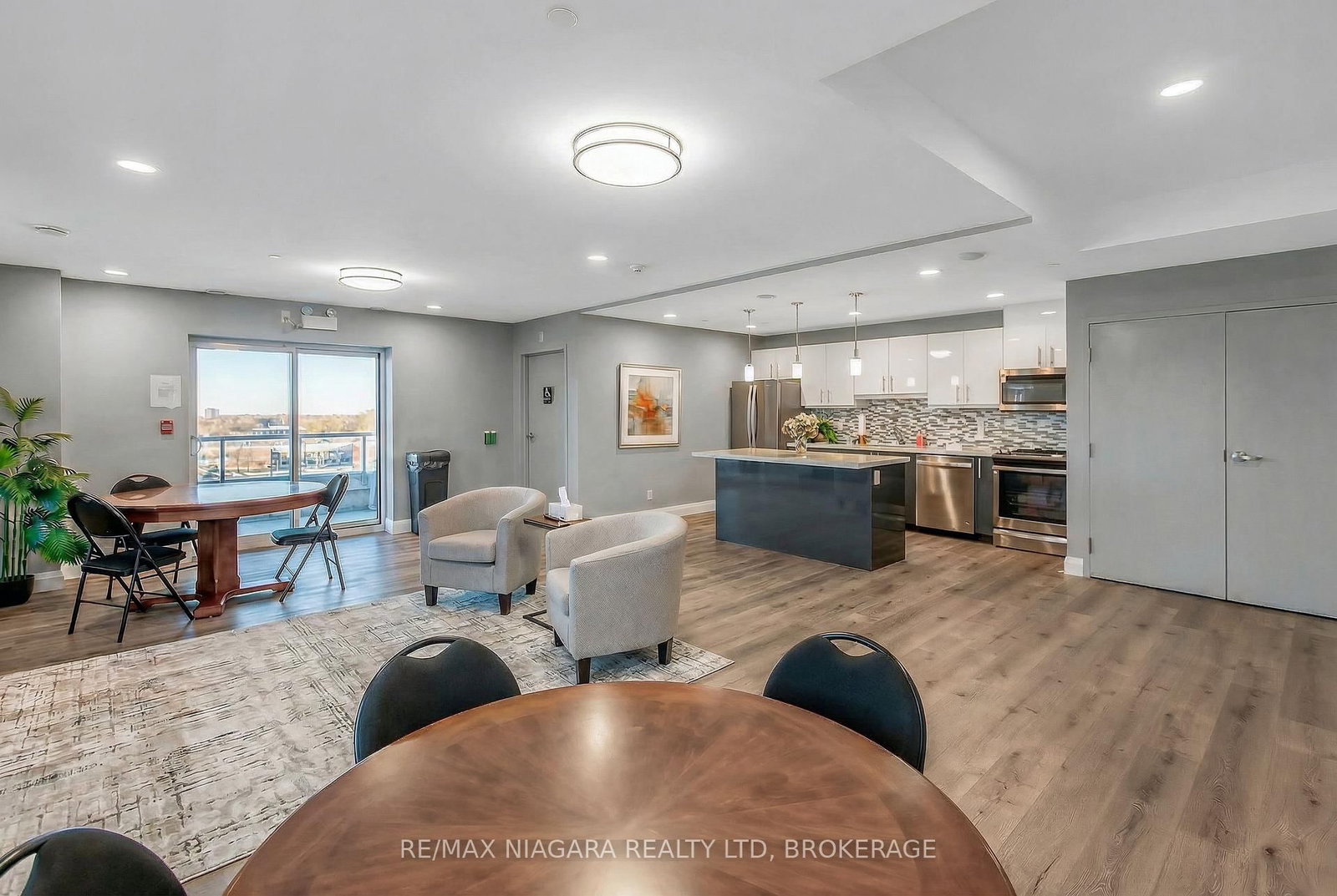 399 Queen Street S, Unit 403 - Photo 40