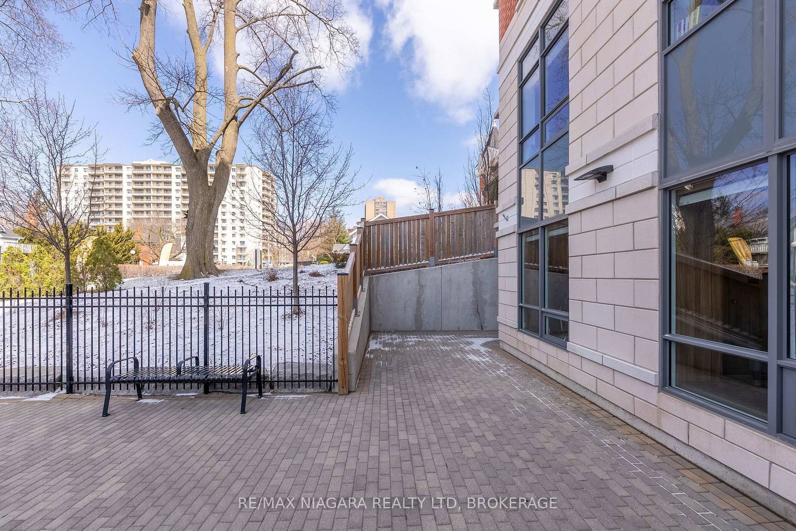 399 Queen Street S, Unit 403 - Photo 42
