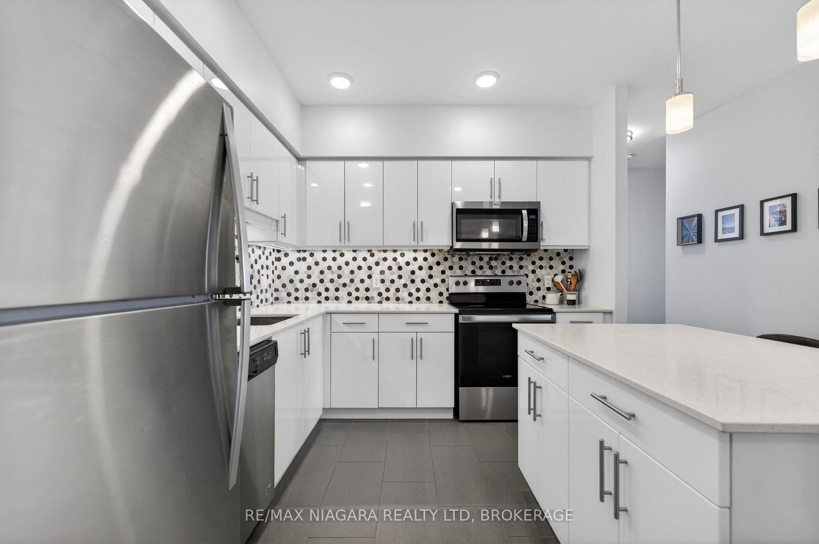 399 Queen Street S, Unit 403 - Photo 7