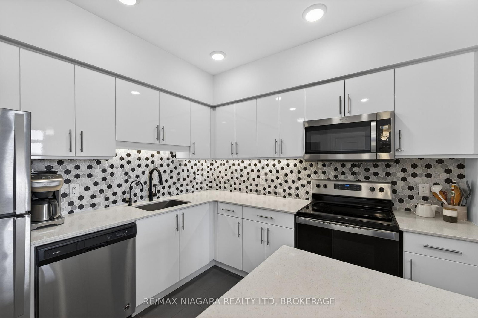 399 Queen Street S, Unit 403 - Photo 8