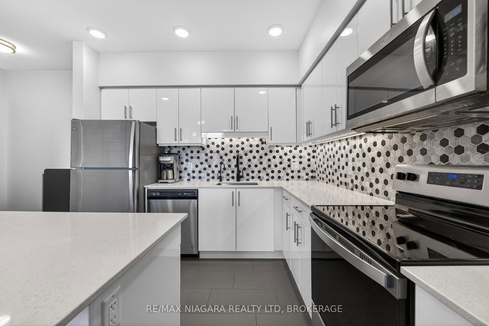 399 Queen Street S, Unit 403 - Photo 9