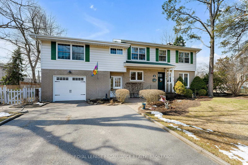 46 Watts Cres, Kingston, K7M 2P3 | Image 2