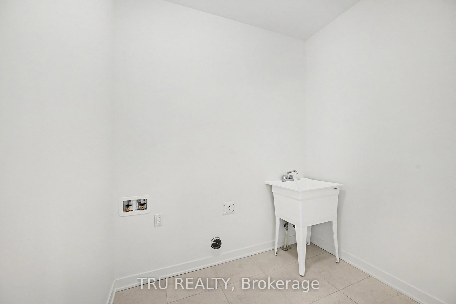 Detached House for sale at 935 Cologne Street, Russell, Ontario, K0A 1W0 - Embrun - MLS: X12991834