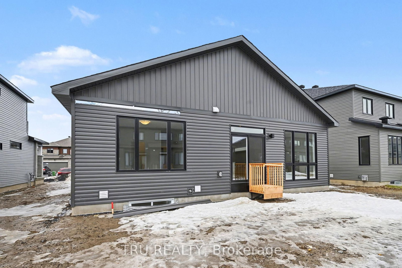 Detached House for sale at 935 Cologne Street, Russell, Ontario, K0A 1W0 - Embrun - MLS: X12991834