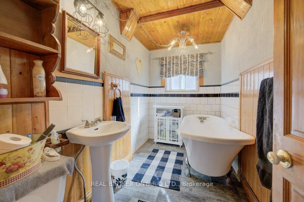 Detached House for sale at 458 Upper Wentworth Street, Hamilton, Ontario, L9A 4T7 - Inch Park - MLS: X12991986