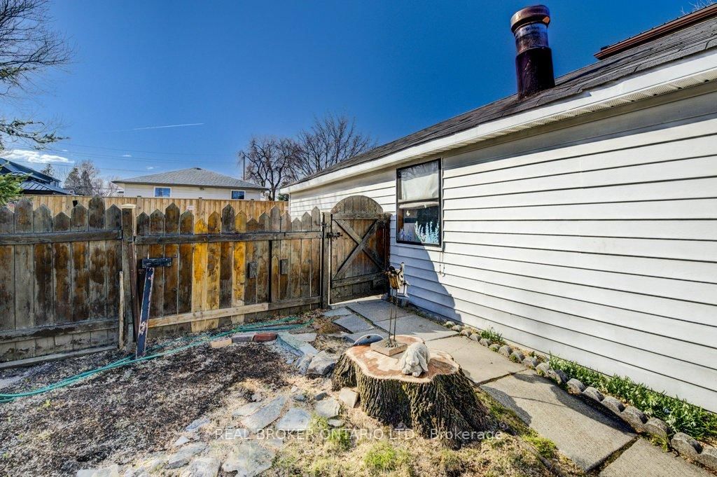 Detached House for sale at 458 Upper Wentworth Street, Hamilton, Ontario, L9A 4T7 - Inch Park - MLS: X12991986