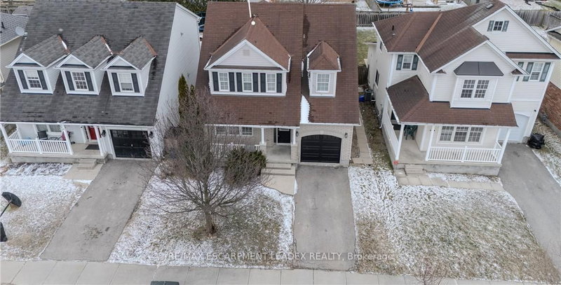 home for lease on 7 HOLLINRAKE Avenue