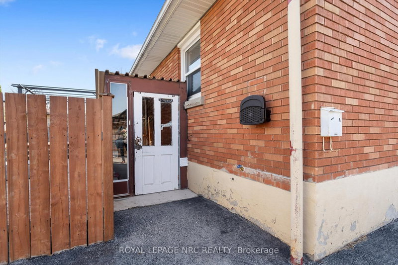 21 Chalmers St, St. Catharines, L2M 5C7 | Image 2