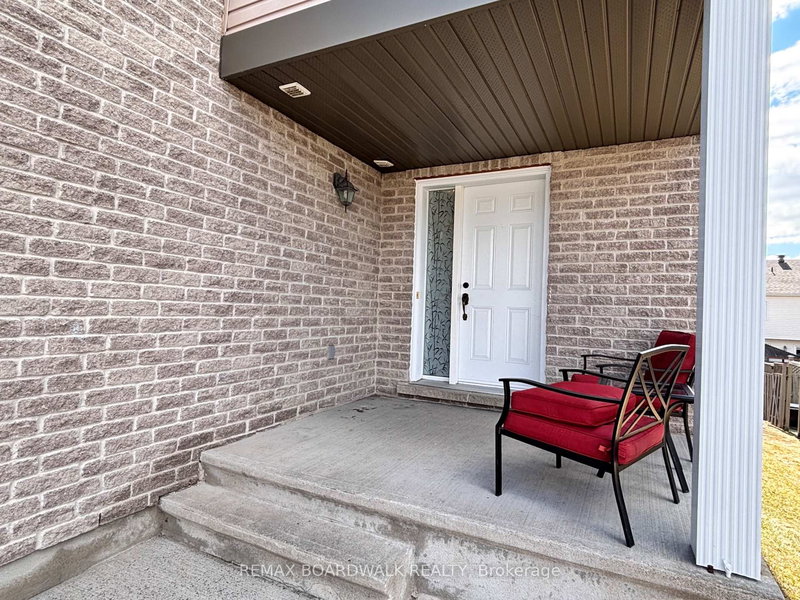 240 Eliot St, Clarence-Rockland, K4K 0E6 | Image 2