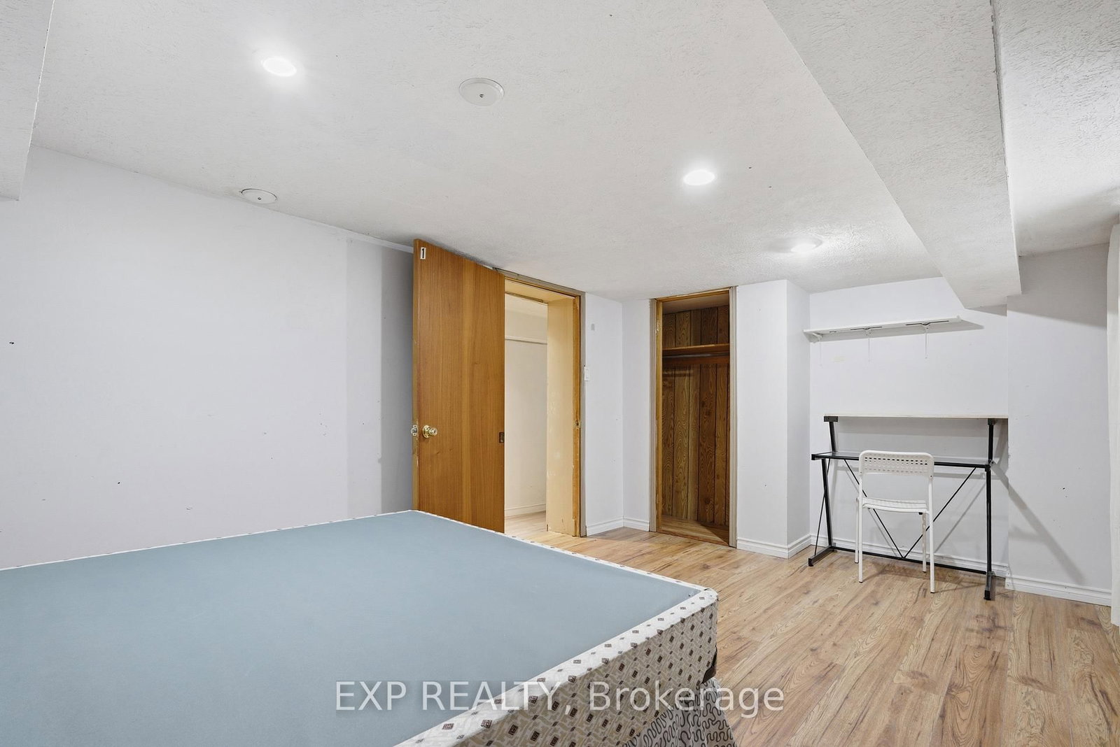 30 Regina Street N - Photo 18