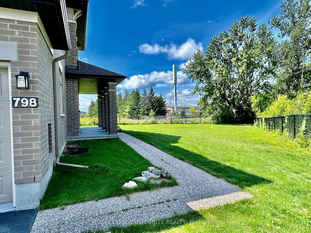 798 Carnelian Crescent