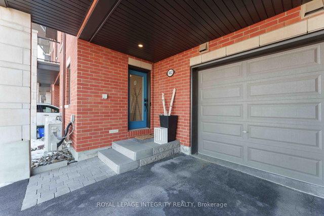 502 Labrador Crescent