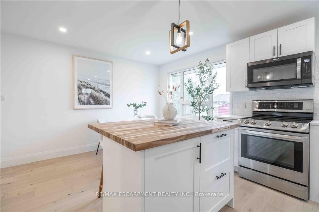 Detached House for sale at 67 Toby Crescent, Hamilton, Ontario, L8T 2N9 - Huntington - MLS: X12993046