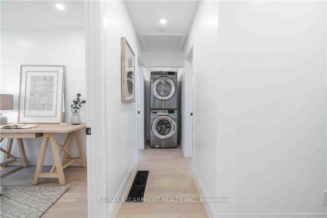 Detached House for sale at 67 Toby Crescent, Hamilton, Ontario, L8T 2N9 - Huntington - MLS: X12993046