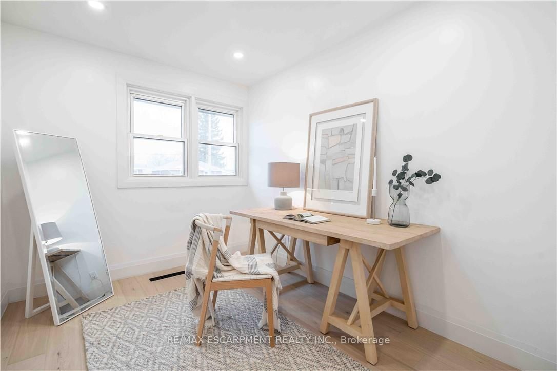 Detached House for sale at 67 Toby Crescent, Hamilton, Ontario, L8T 2N9 - Huntington - MLS: X12993046