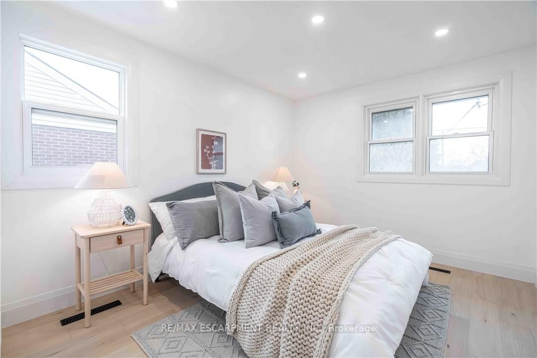 Detached House for sale at 67 Toby Crescent, Hamilton, Ontario, L8T 2N9 - Huntington - MLS: X12993046