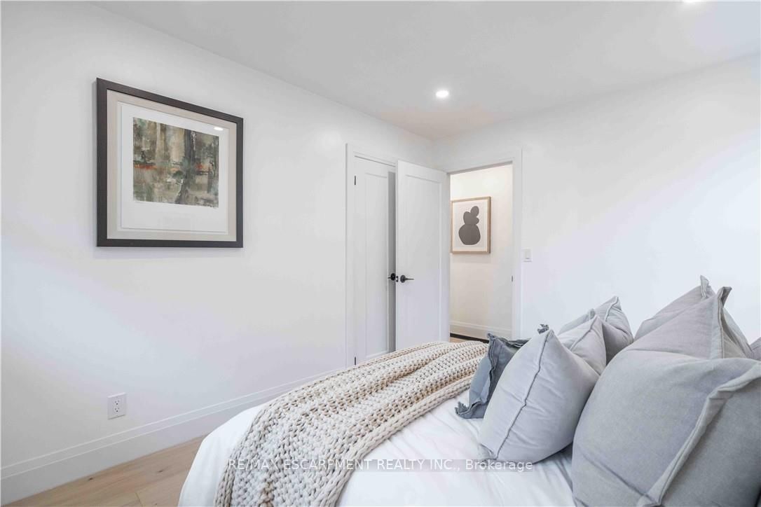 Detached House for sale at 67 Toby Crescent, Hamilton, Ontario, L8T 2N9 - Huntington - MLS: X12993046