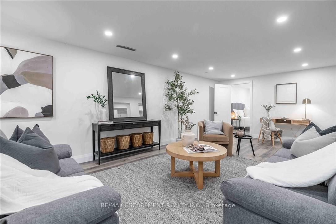 Detached House for sale at 67 Toby Crescent, Hamilton, Ontario, L8T 2N9 - Huntington - MLS: X12993046