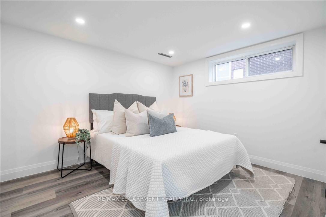 Detached House for sale at 67 Toby Crescent, Hamilton, Ontario, L8T 2N9 - Huntington - MLS: X12993046