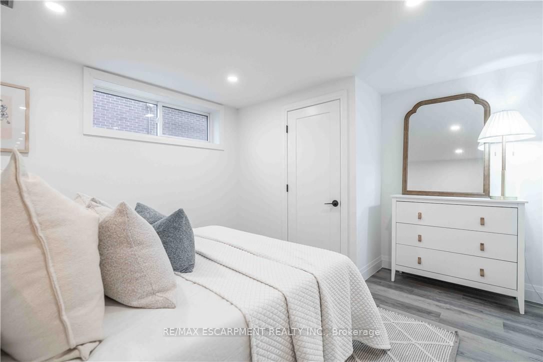 Detached House for sale at 67 Toby Crescent, Hamilton, Ontario, L8T 2N9 - Huntington - MLS: X12993046