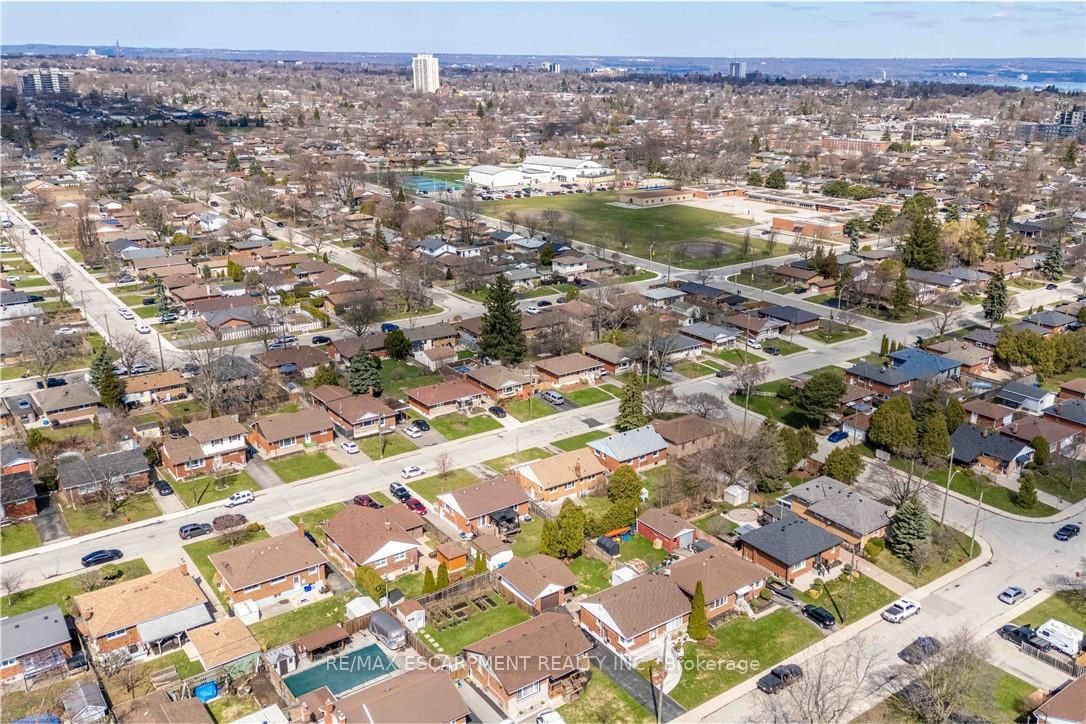 Detached House for sale at 67 Toby Crescent, Hamilton, Ontario, L8T 2N9 - Huntington - MLS: X12993046