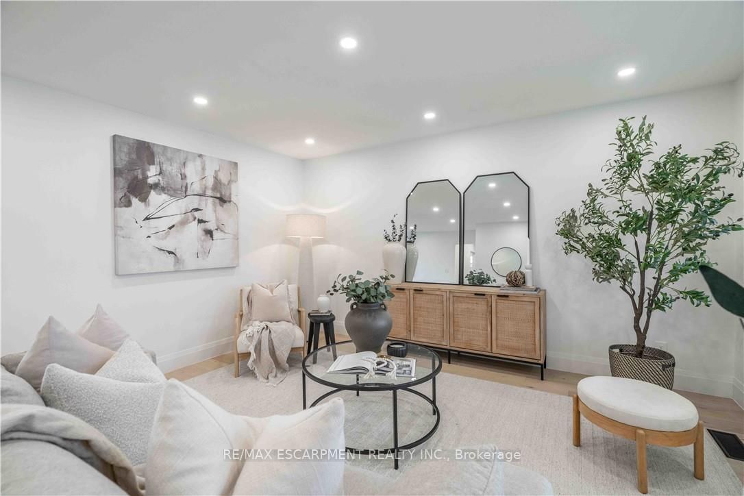 Detached House for sale at 67 Toby Crescent, Hamilton, Ontario, L8T 2N9 - Huntington - MLS: X12993046