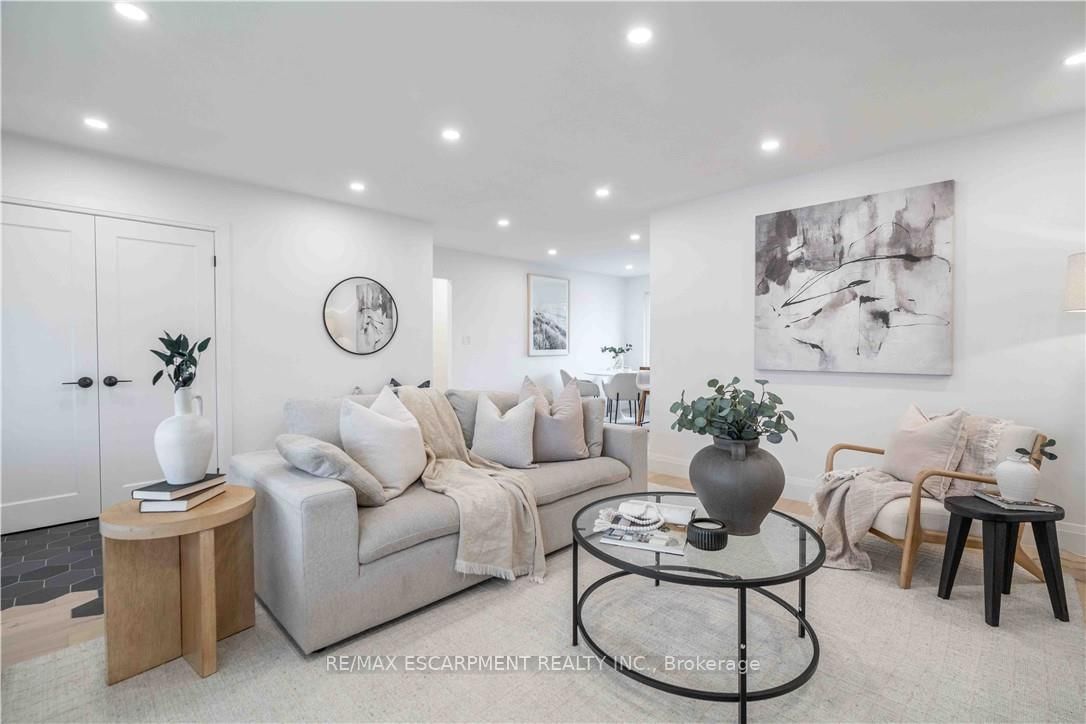 Detached House for sale at 67 Toby Crescent, Hamilton, Ontario, L8T 2N9 - Huntington - MLS: X12993046