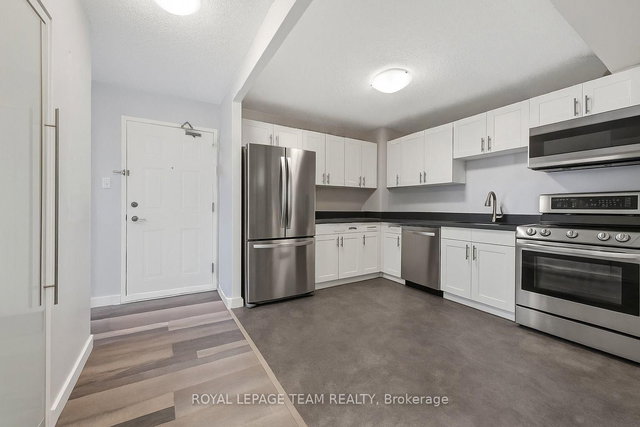 901 - 200 Bay Street