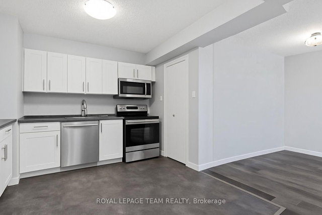 901 - 200 Bay Street