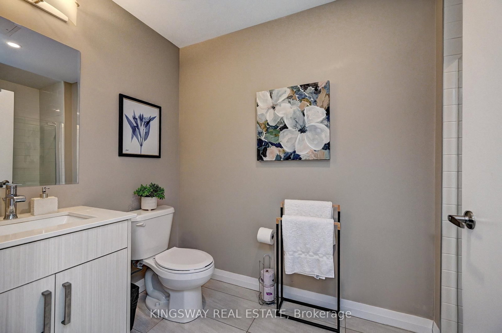 60 Charles Street W, Unit 801 - Photo 27