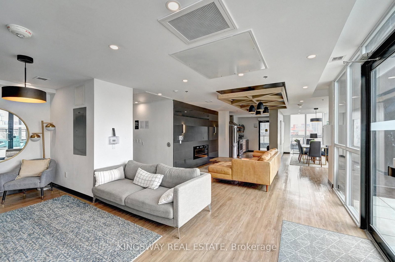 60 Charles Street W, Unit 801 - Photo 31