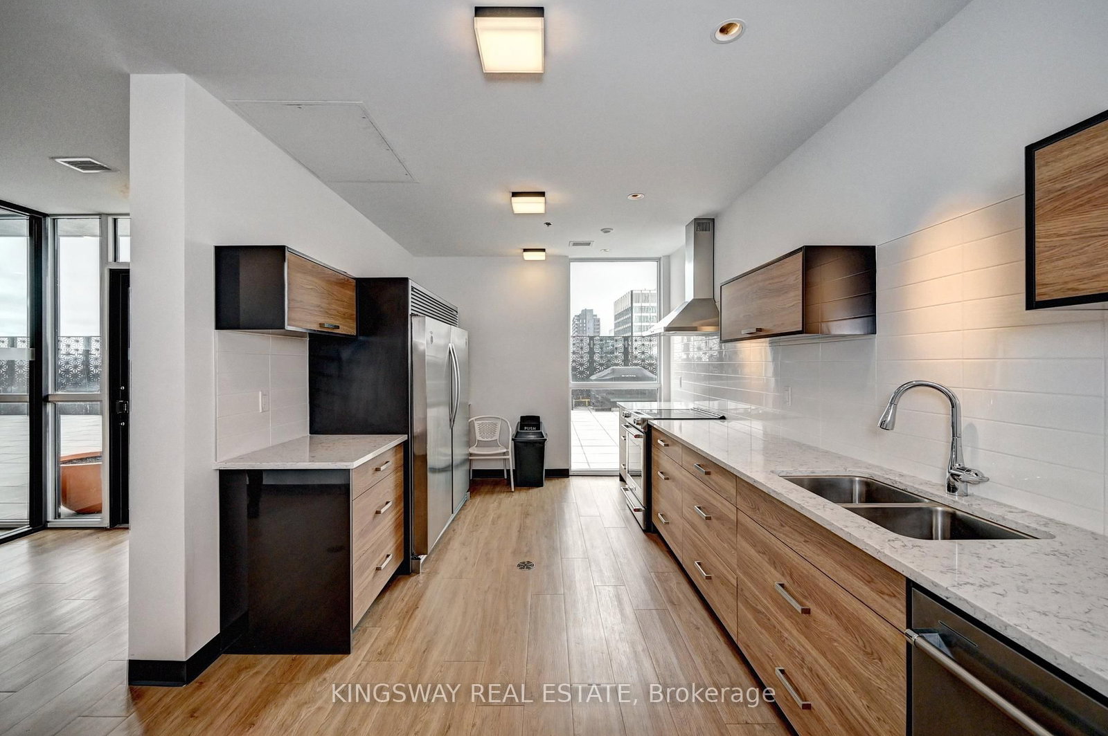 60 Charles Street W, Unit 801 - Photo 40