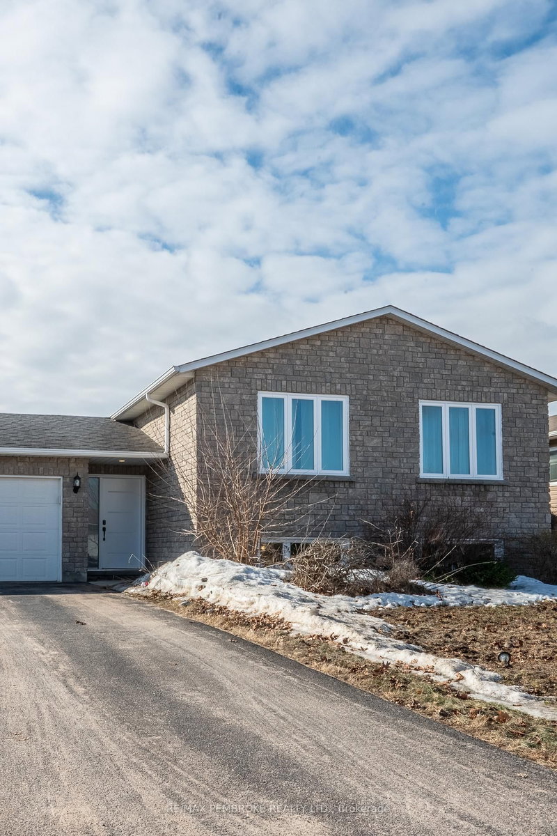 46 Highland Park Dr, Petawawa, K8H 0A3 | Image 2