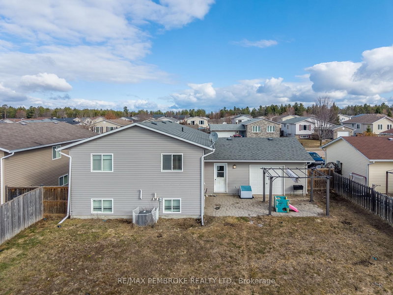 46 Highland Park Dr, Petawawa, K8H 0A3 | Image 3