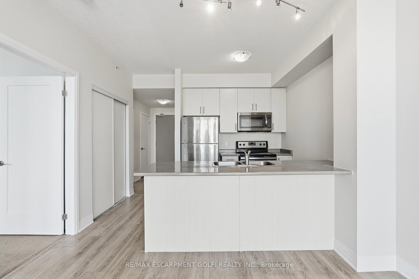 10 Concord Place, Unit 304 - Photo 10