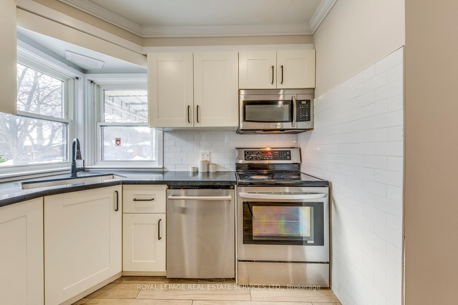 186 Fernwood Crescent - Photo 9