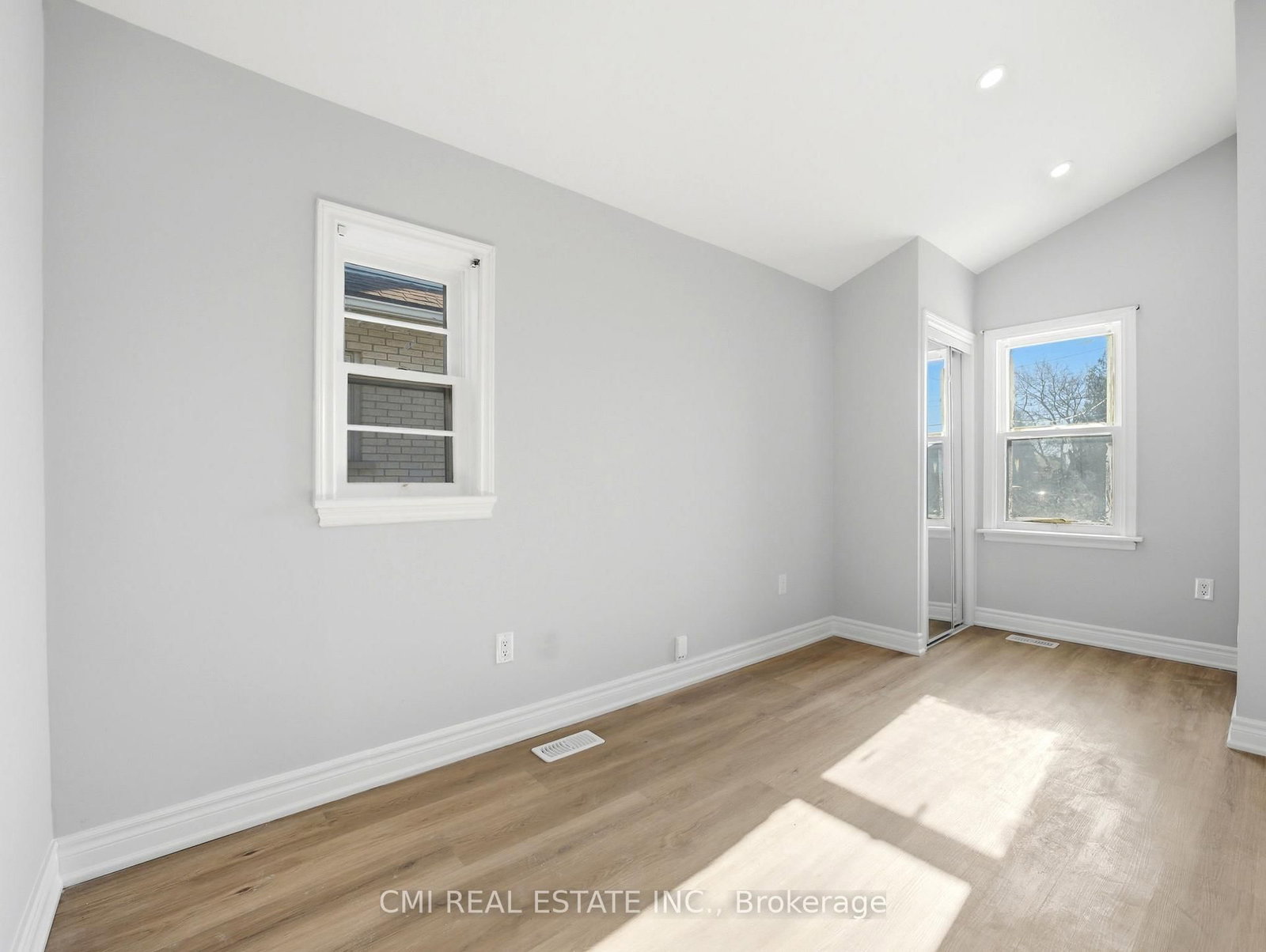 Detached House for sale at 86 Adair Avenue, Hamilton, Ontario, L8K 3S5 - Glenview - MLS: X12994922